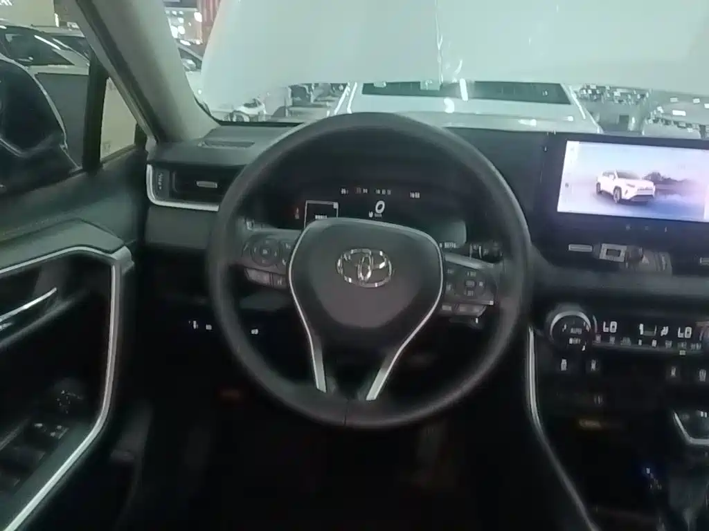 Toyota RAV4 — миниатюра 11