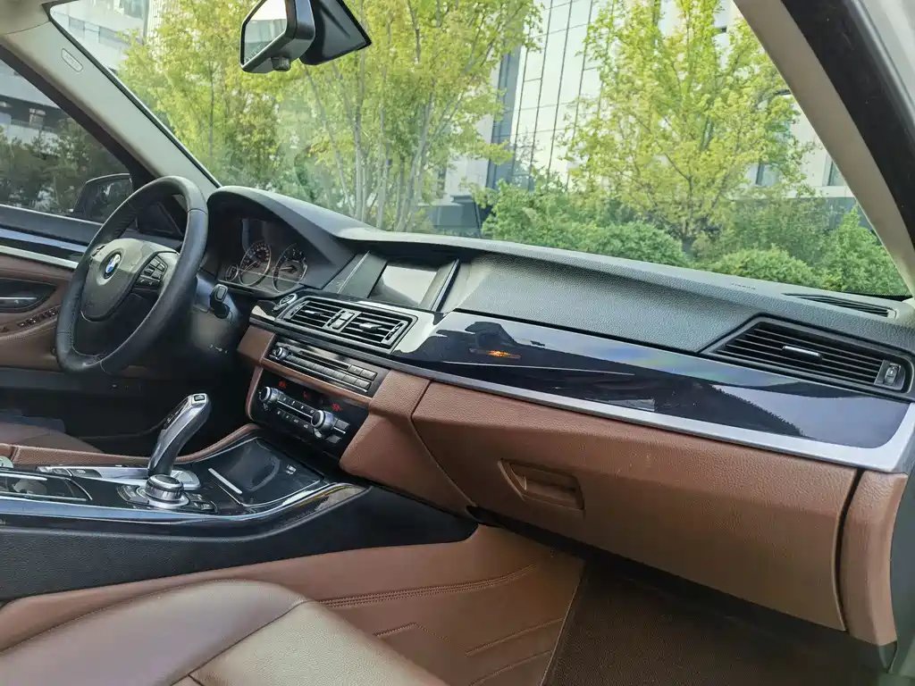 BMW 5 Series — миниатюра 12