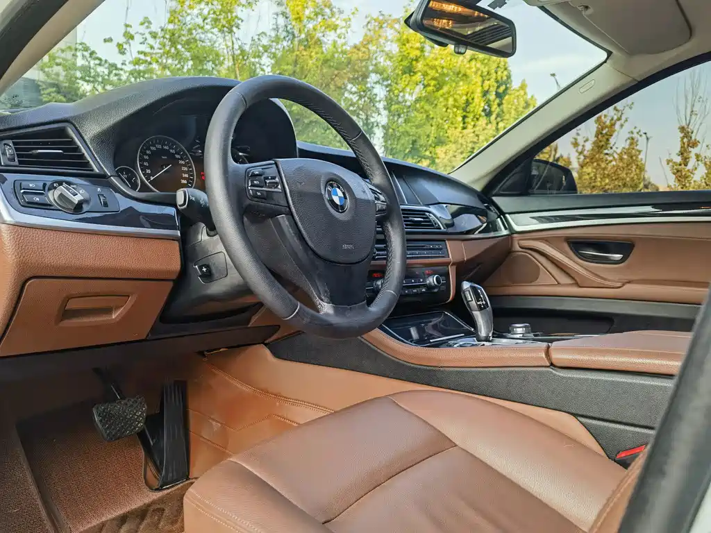 BMW 5 Series — миниатюра 7