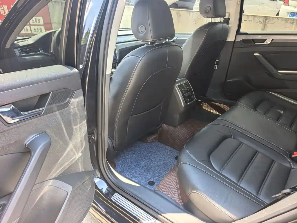 Volkswagen Passat 330TSI DSG Royal Premium Edition, фото 9