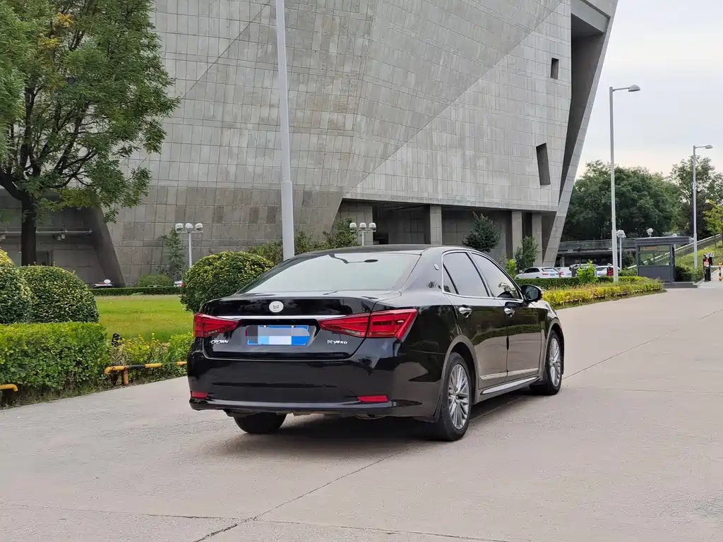 Toyota Crown — миниатюра 10