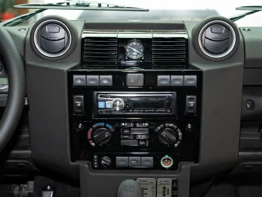 Land Rover Defender — миниатюра 12