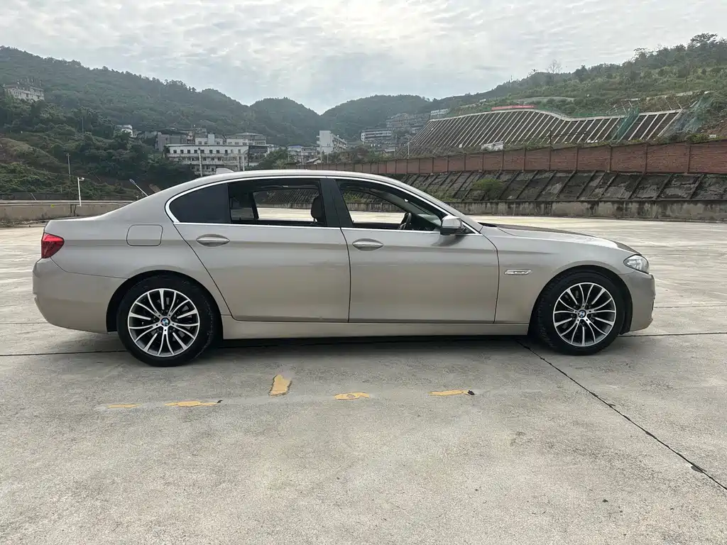 BMW 5 Series — миниатюра 8