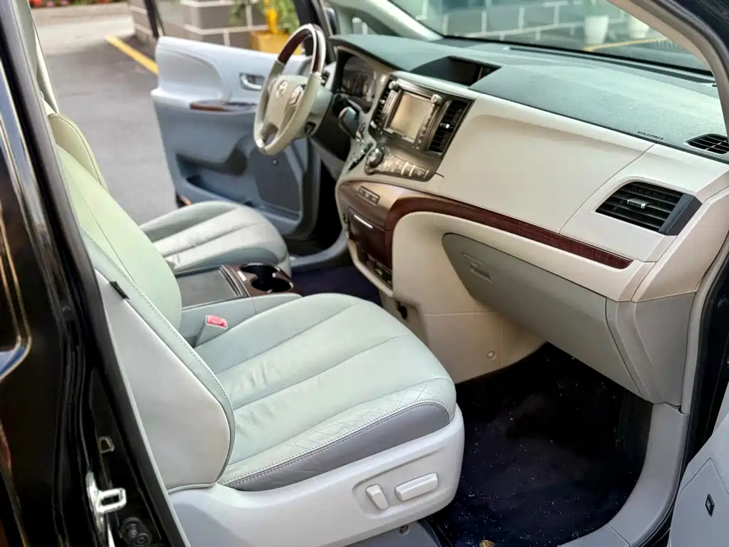 Toyota Sienna — миниатюра 21