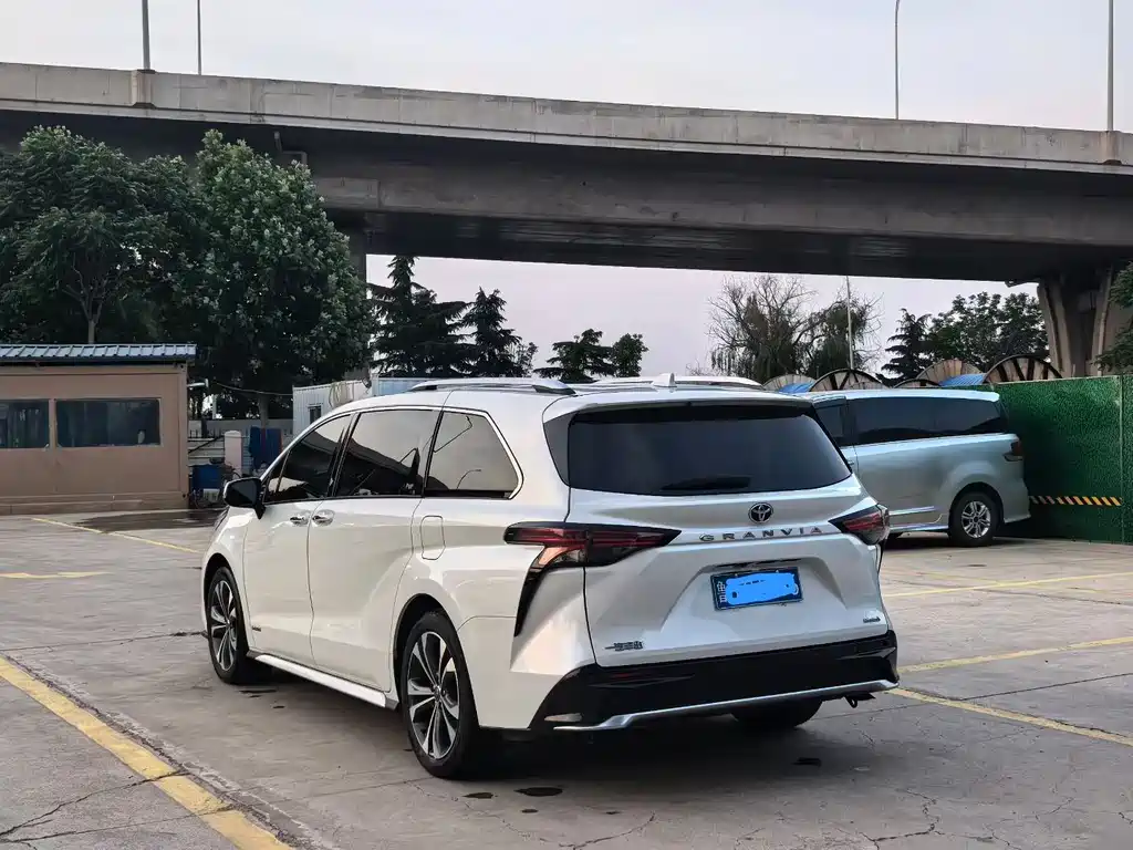 Toyota Granvia 2022 2.5L Luxury
