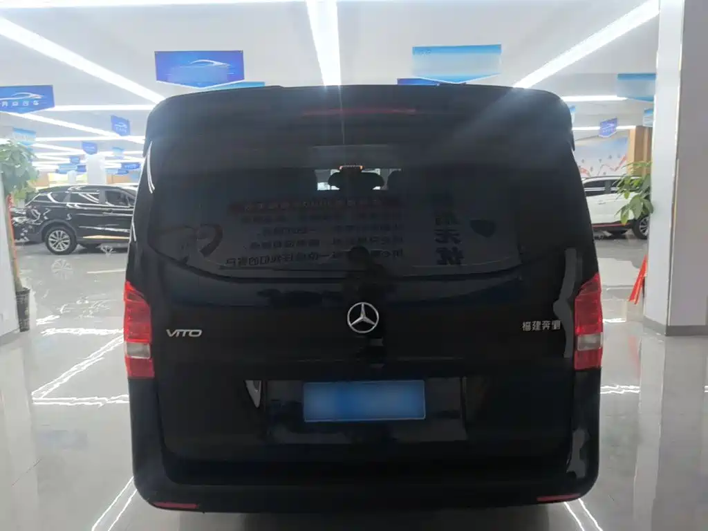 Mercedes-Benz Vito 2023 2.0T 7 мест