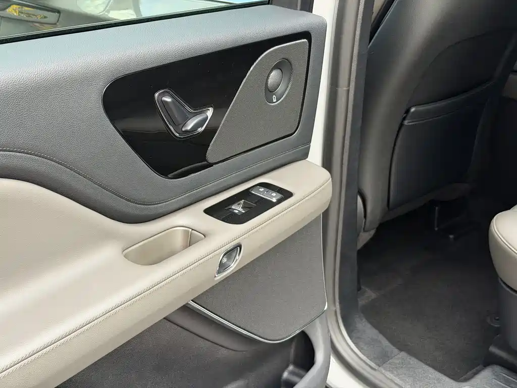 Lincoln Aviator — миниатюра 13