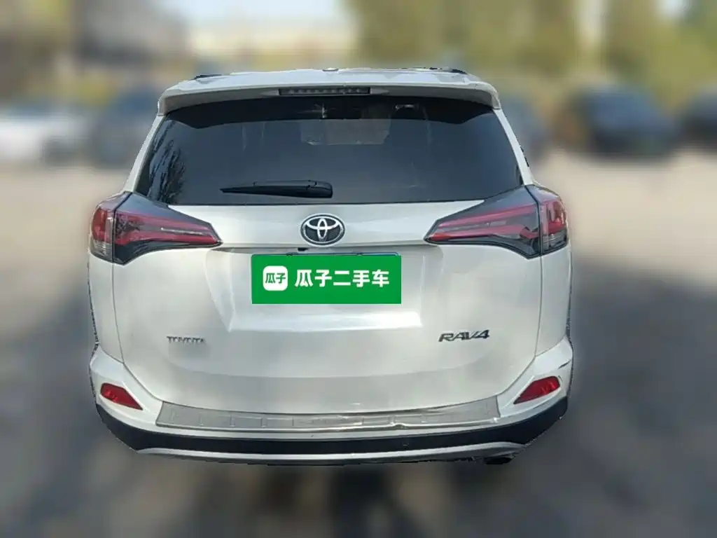 Toyota RAV4 — миниатюра 8