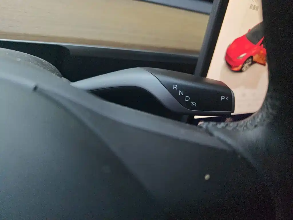 Tesla Model Y — миниатюра 11