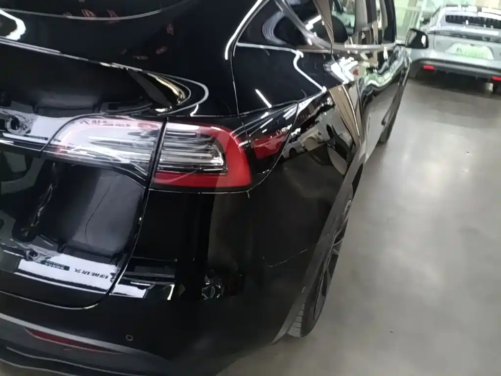 Tesla Model Y — миниатюра 8