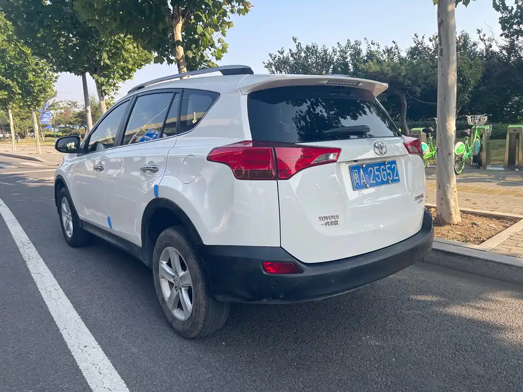 Toyota RAV4 — миниатюра 7