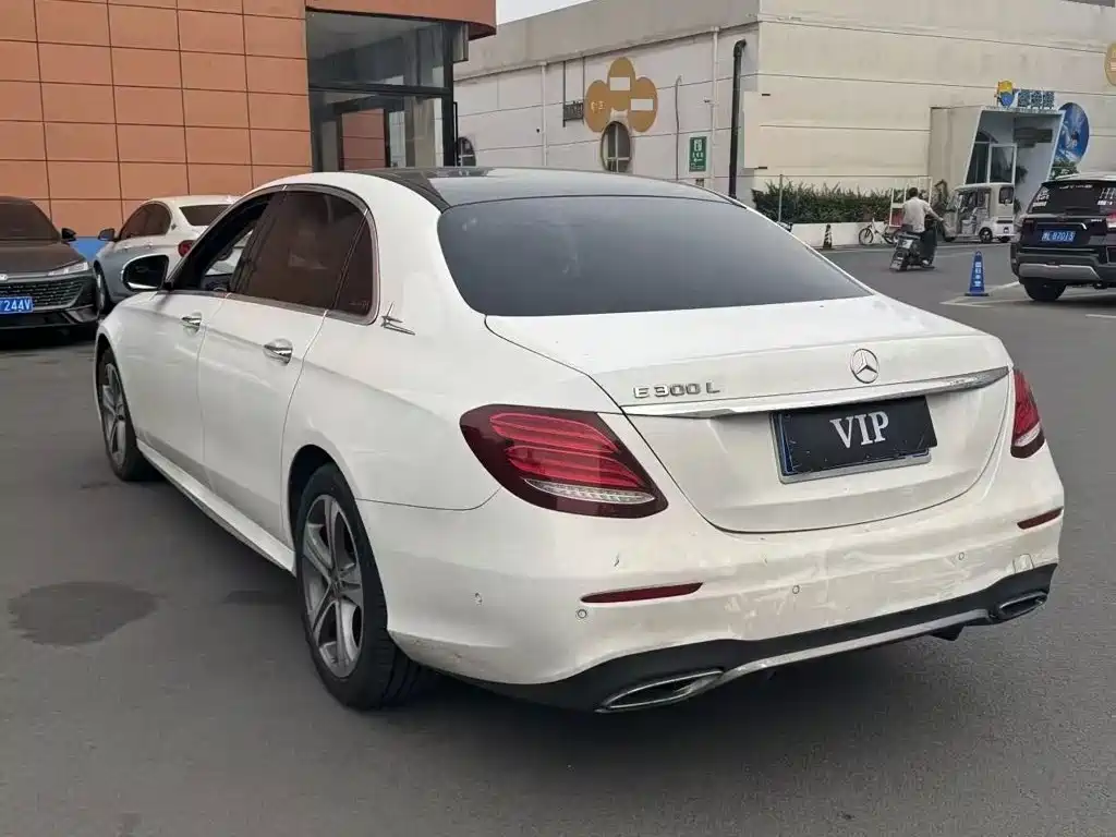 Mercedes-Benz E-Class — миниатюра 7