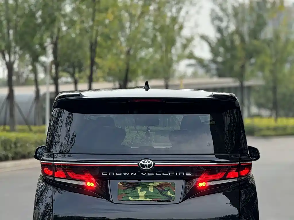 Toyota Vellfire — миниатюра 17