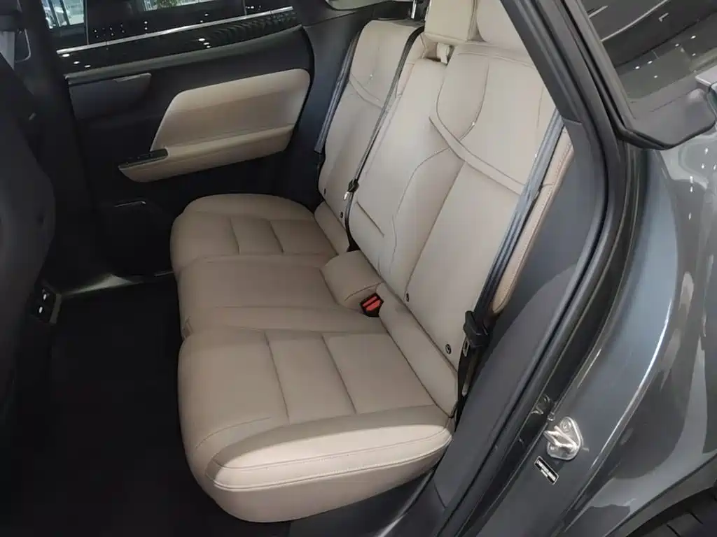 Volvo XC70 PHEV — миниатюра 17
