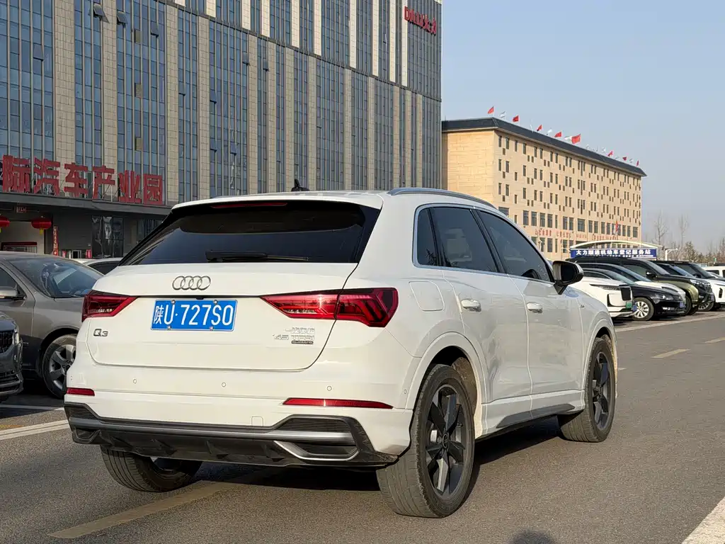 AUDI Q3