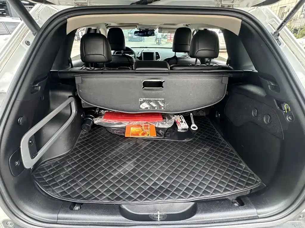 Jeep Cherokee (Import) — миниатюра 10