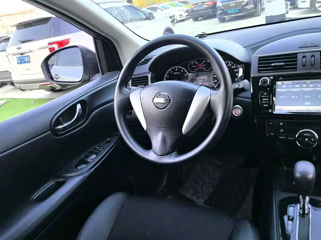 Nissan Tiida — миниатюра 7