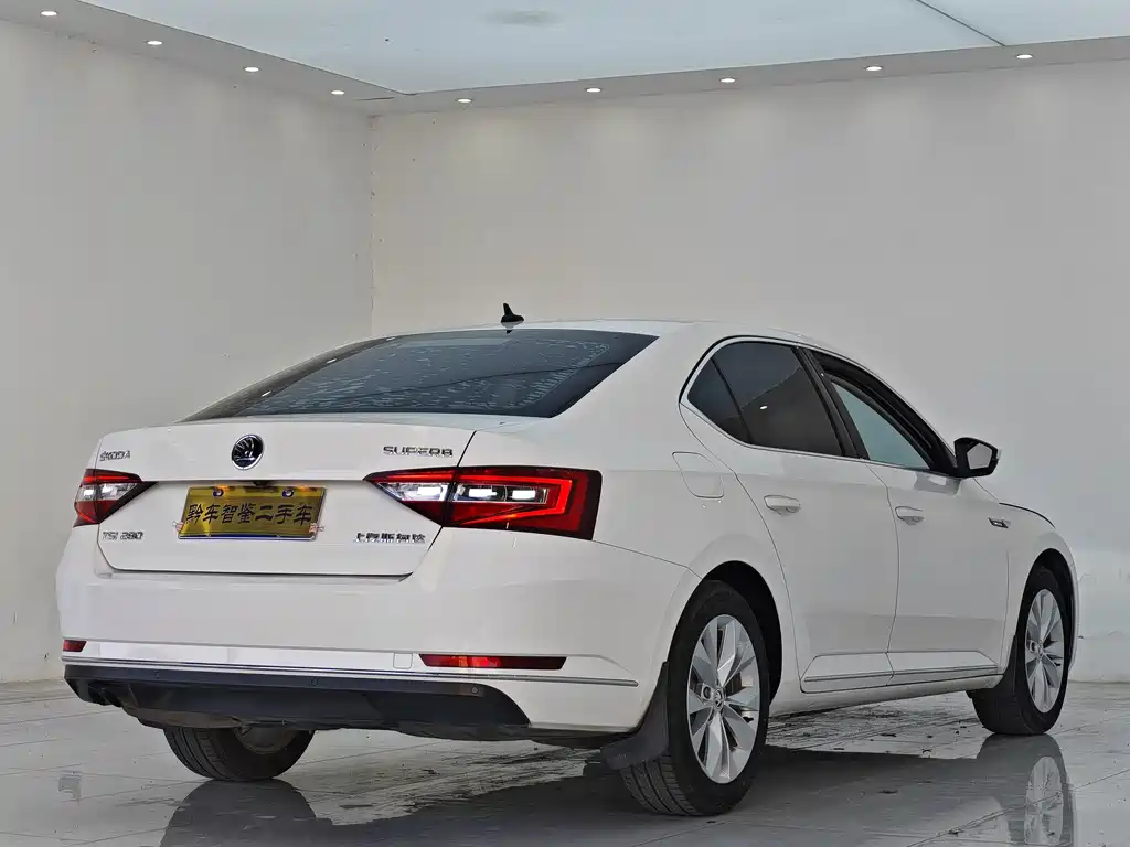 Skoda Superb — миниатюра 6