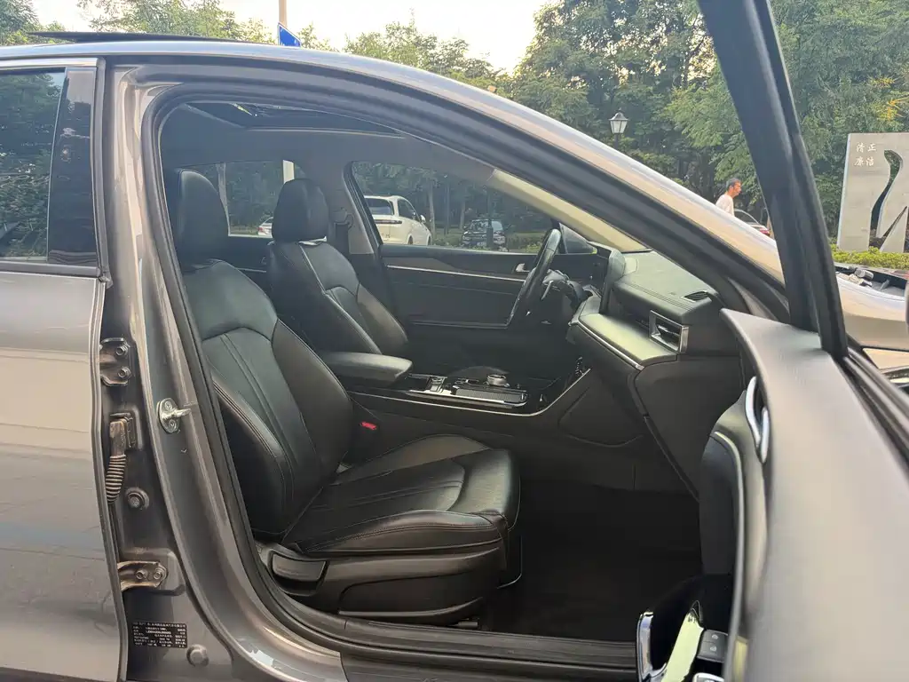 Kia K5 - фото 12