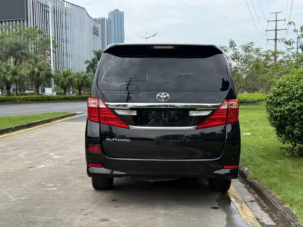 Toyota Alphard — миниатюра 5