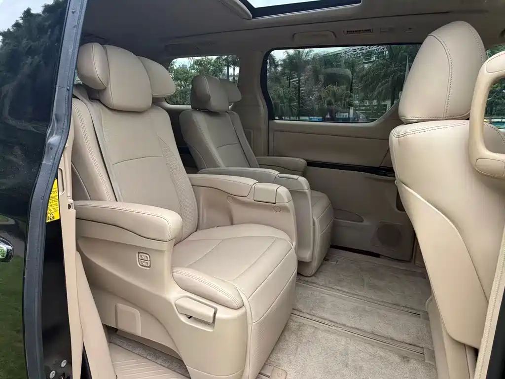 Toyota Alphard — миниатюра 13