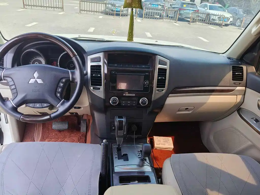 Mitsubishi Pajero (Import) — миниатюра 3