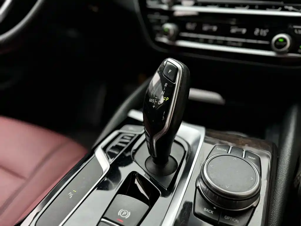 BMW 5 Series — миниатюра 17