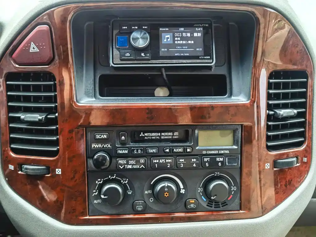 Mitsubishi Pajero (Import) — миниатюра 13