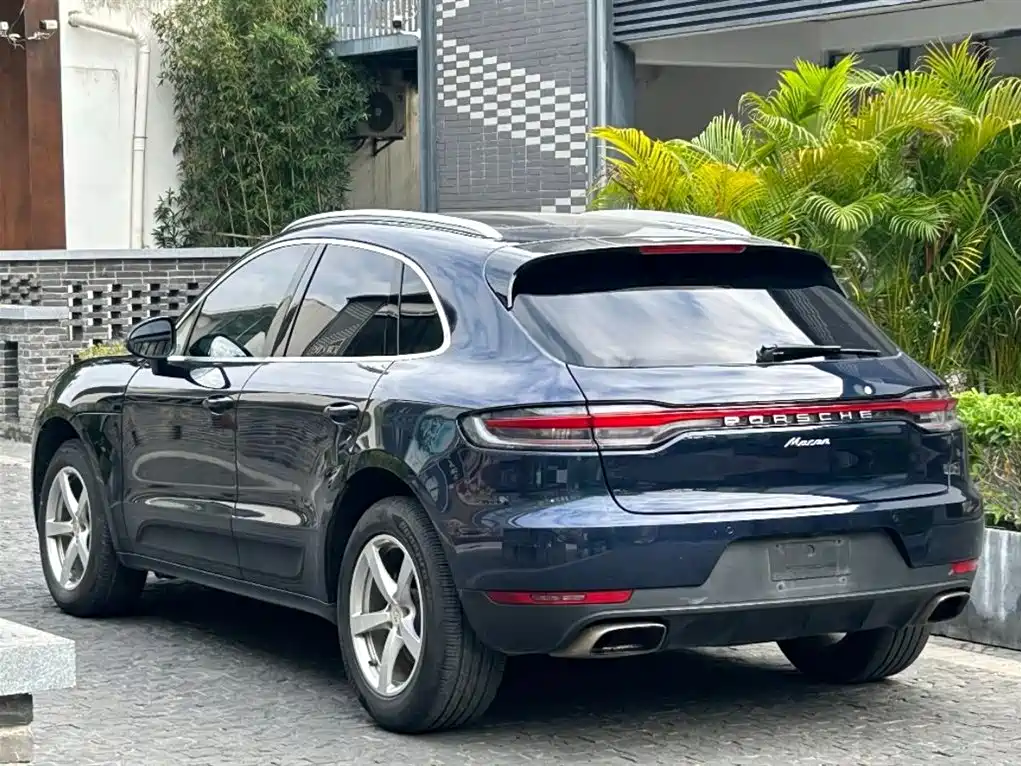 PORSCHE MACAN