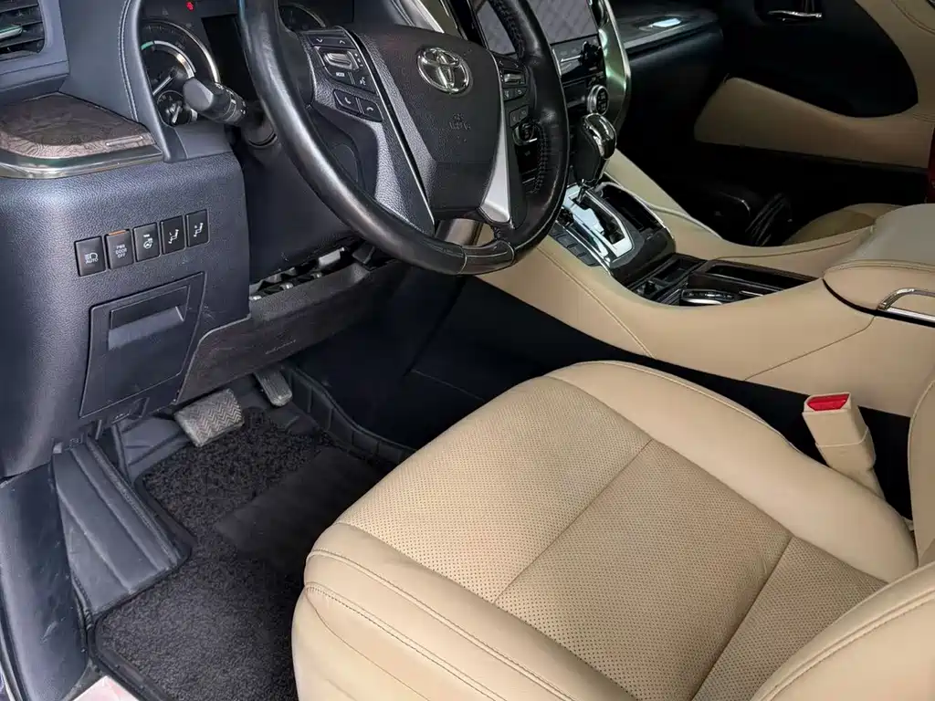 Toyota Alphard — миниатюра 3