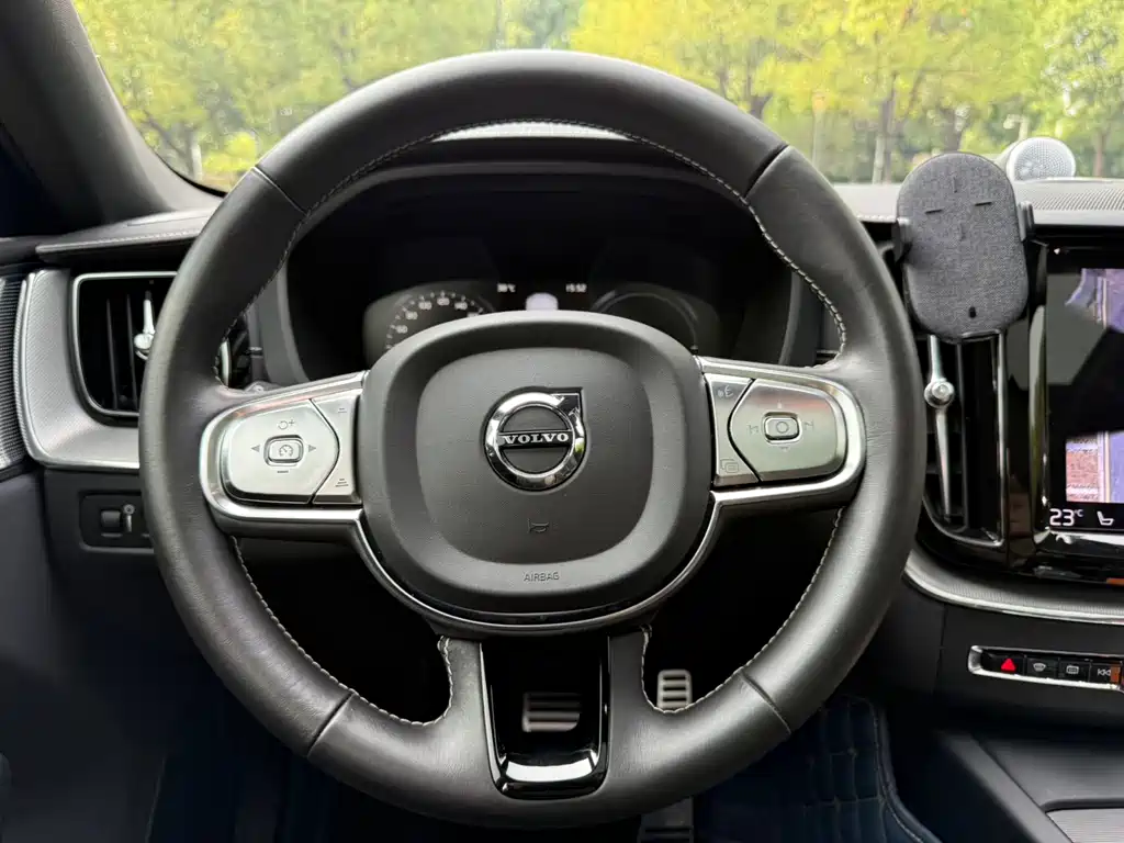 Volvo XC60 PHEV — миниатюра 16