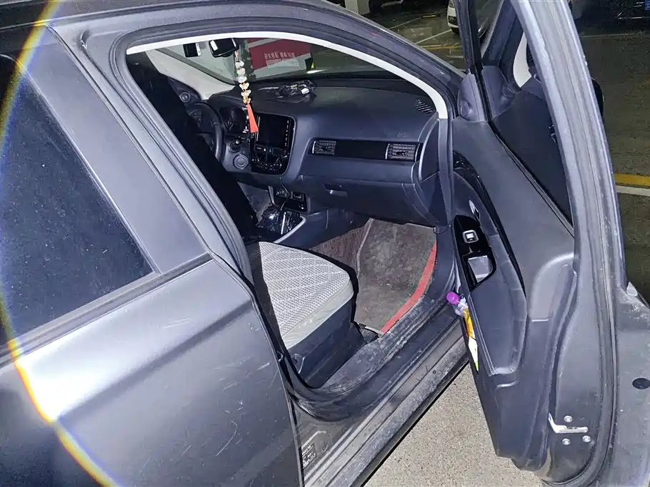 MITSUBISHI OUTLANDER