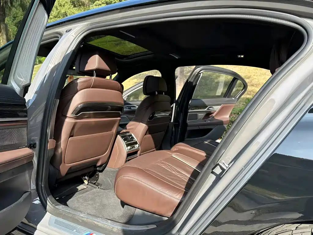 BMW 7 Series — миниатюра 6