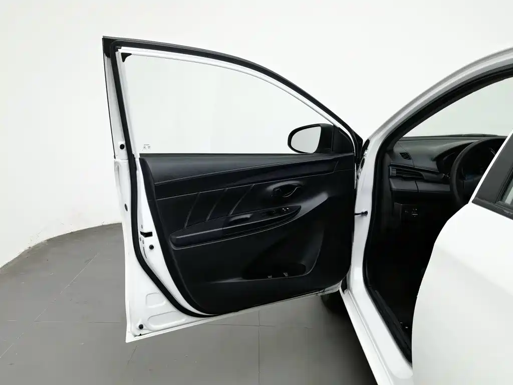 Toyota Yaris L — миниатюра 8