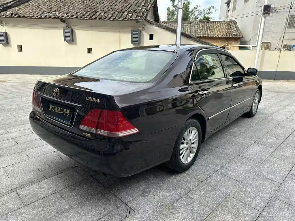 Toyota Crown — миниатюра 6