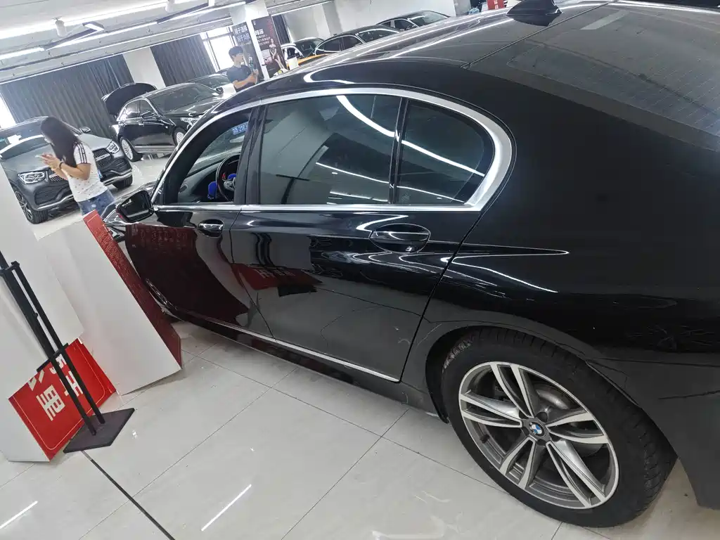 BMW 7 Series — миниатюра 3