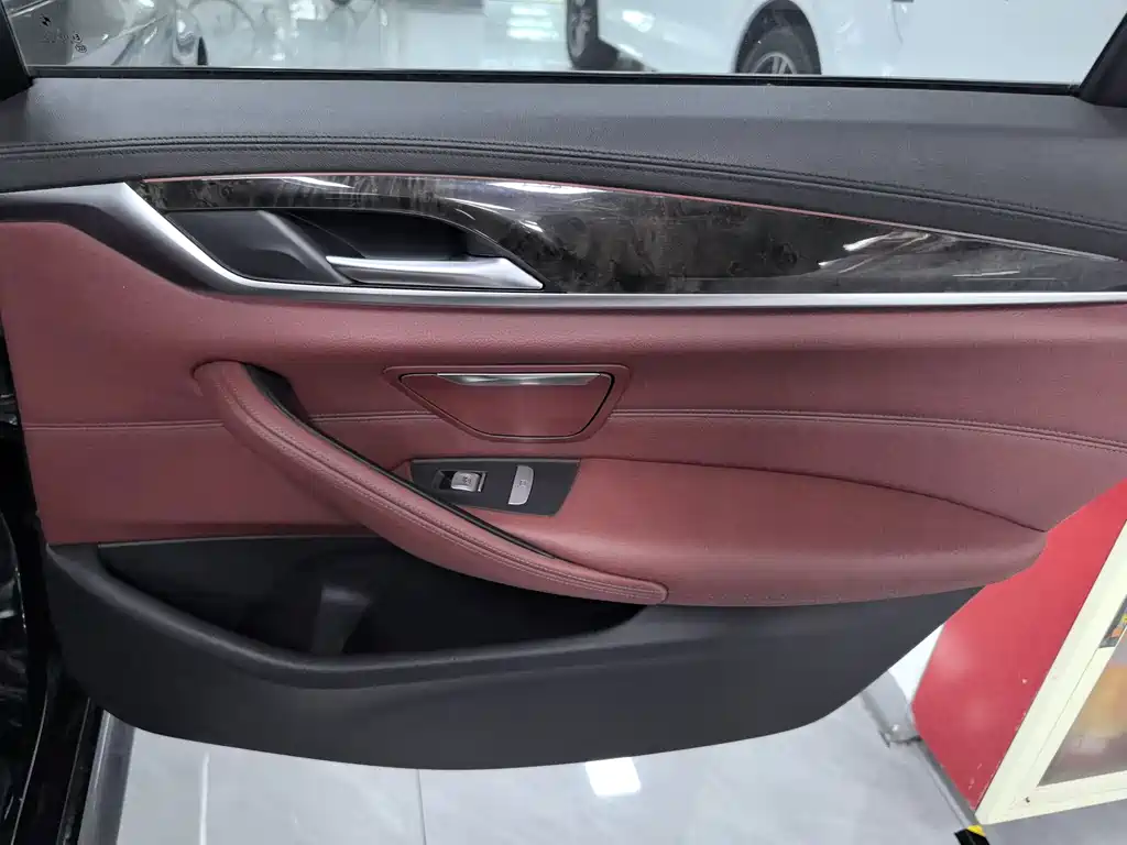 BMW 5 Series — миниатюра 13