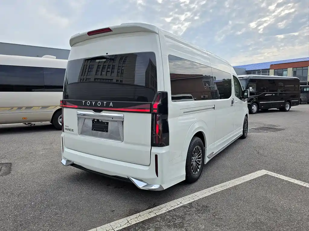 Toyota HiAce 2022 3.5L MT