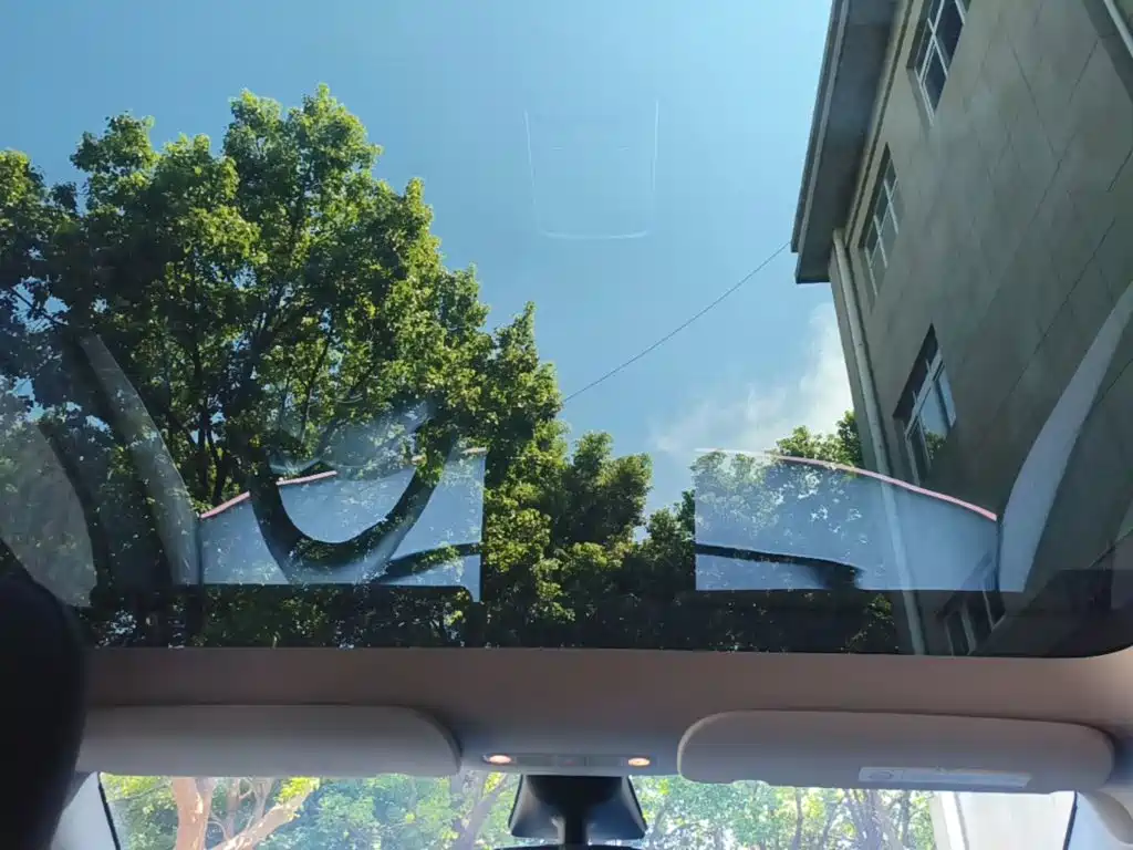 Tesla Model Y — миниатюра 18