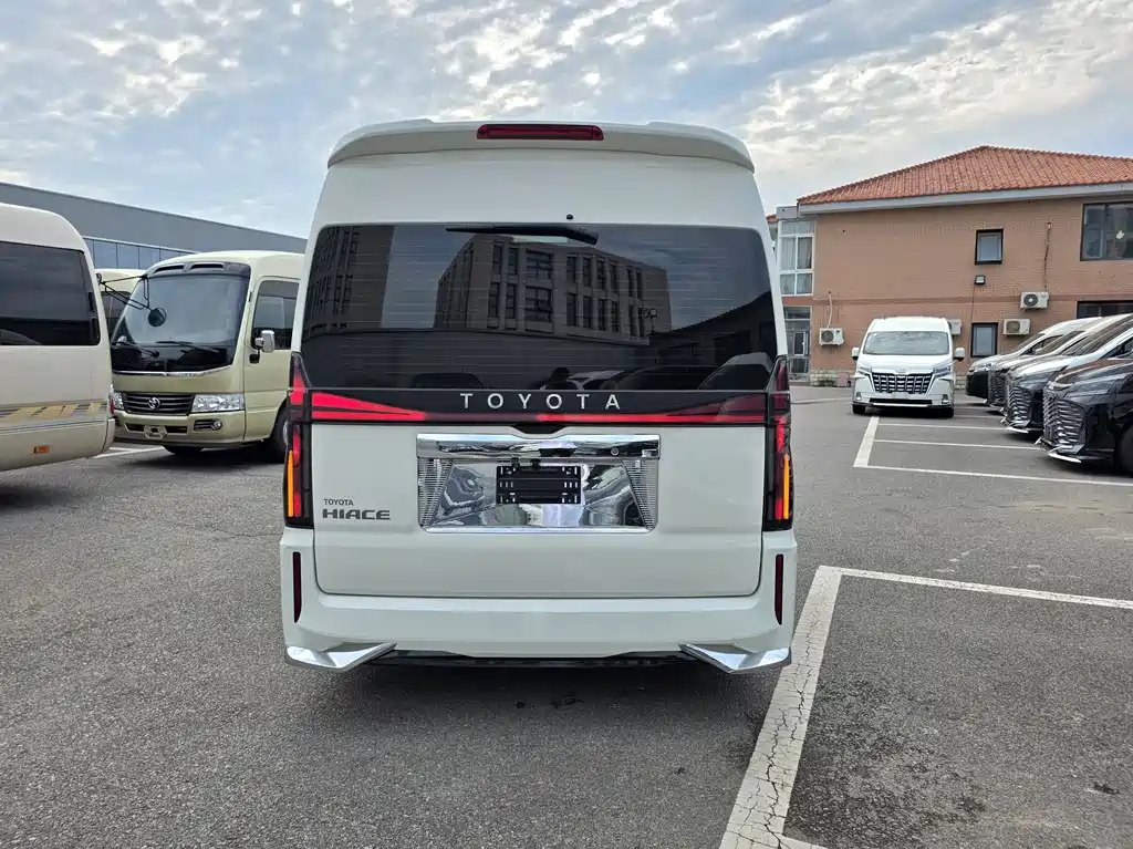 Toyota HiAce 2022 3.5L MT