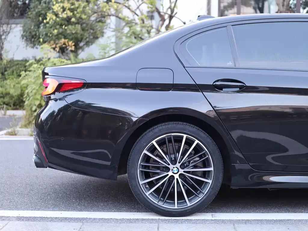 BMW 5 Series — миниатюра 32