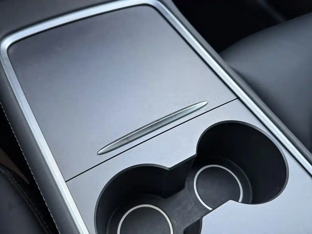 Tesla Model Y — миниатюра 11