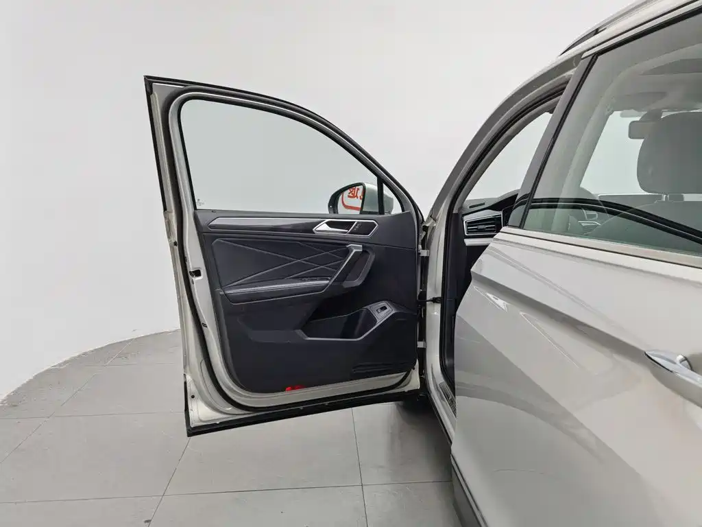 Volkswagen Tiguan L L 2023 330TSI AT Smart