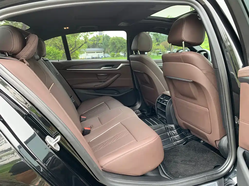 BMW 5 Series — миниатюра 12