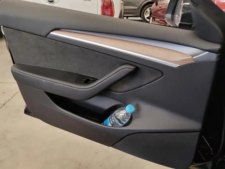 Tesla Model 3 — миниатюра 6