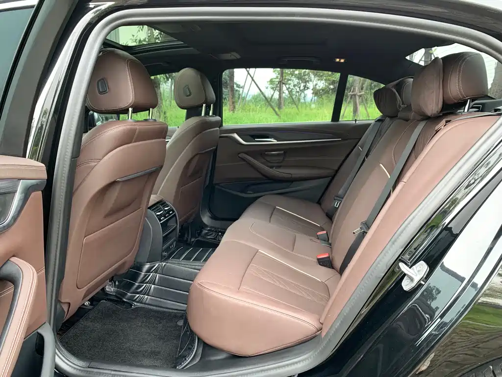 BMW 5 Series — миниатюра 9