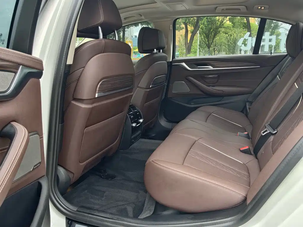BMW 5 Series — миниатюра 6