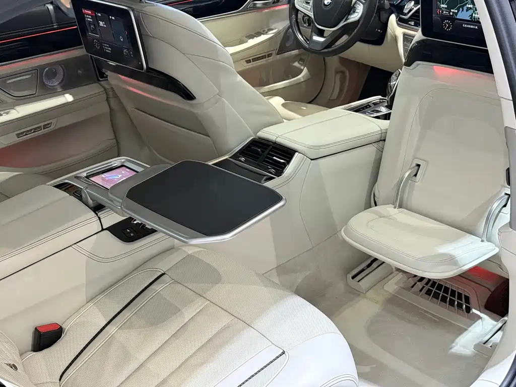 BMW 7 Series — миниатюра 13