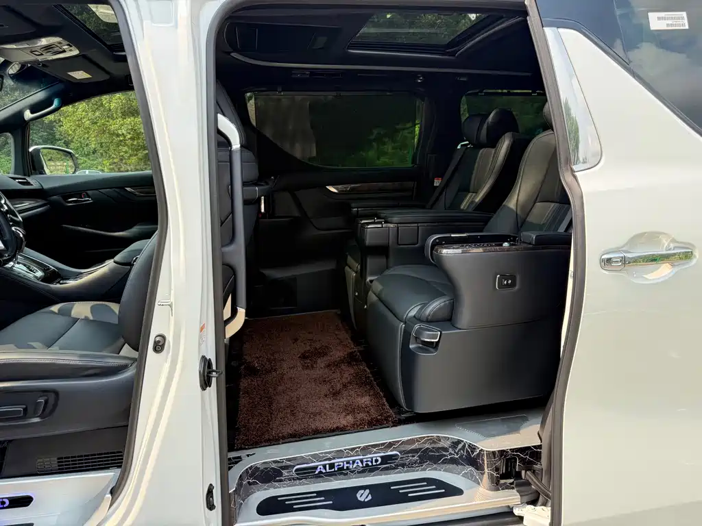 Toyota Alphard — миниатюра 10
