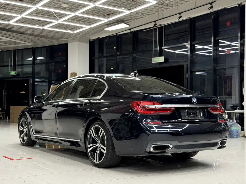 BMW 7 Series — миниатюра 4